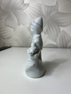 Porcelianinė figūrėlė „Vaikas su paukšteliu“