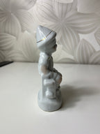 Porcelianinė figūrėlė „Vaikas su paukšteliu“