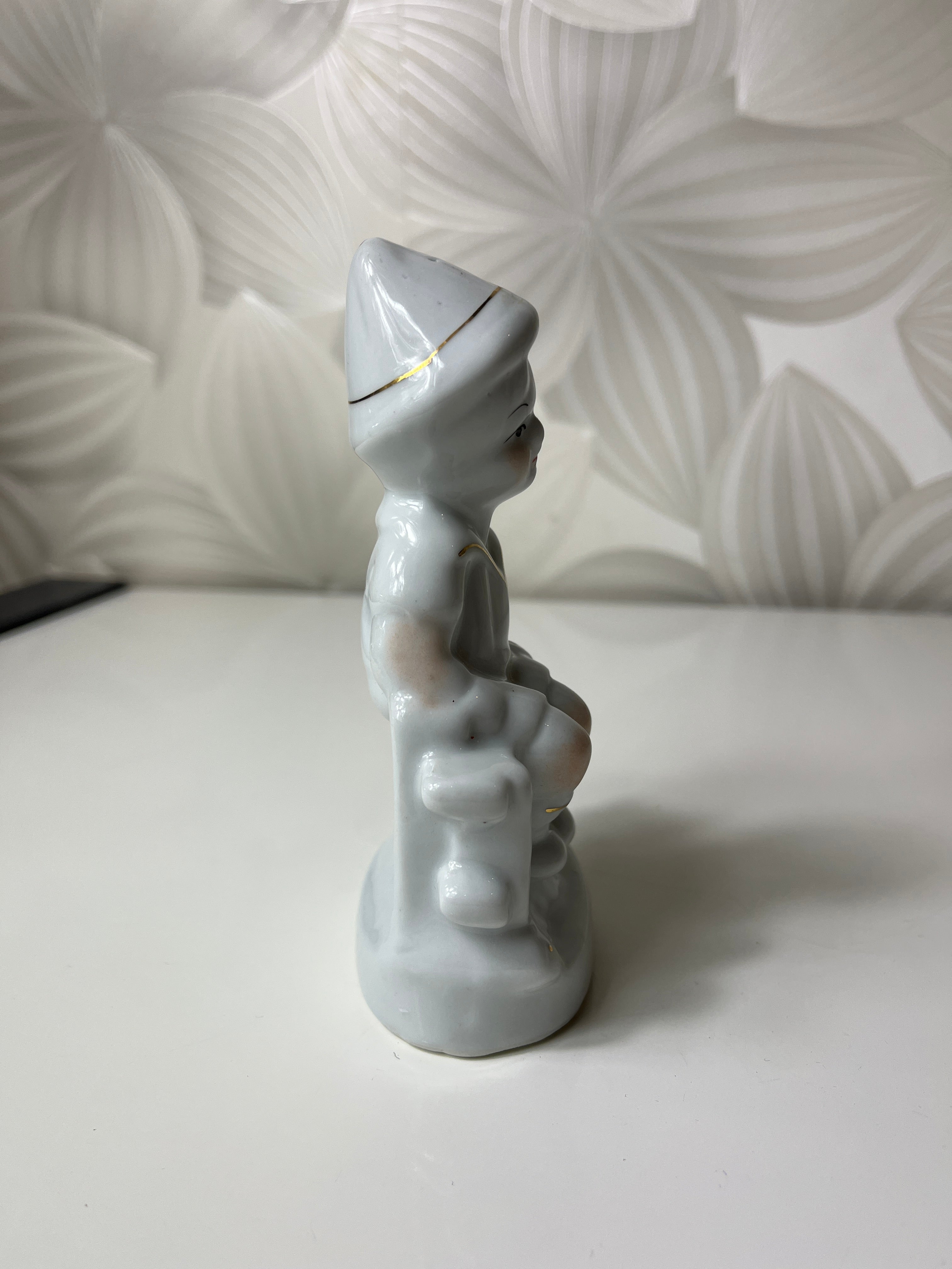 Porcelianinė figūrėlė „Vaikas su paukšteliu“