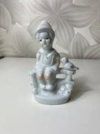 Porcelianinė figūrėlė „Vaikas su paukšteliu“