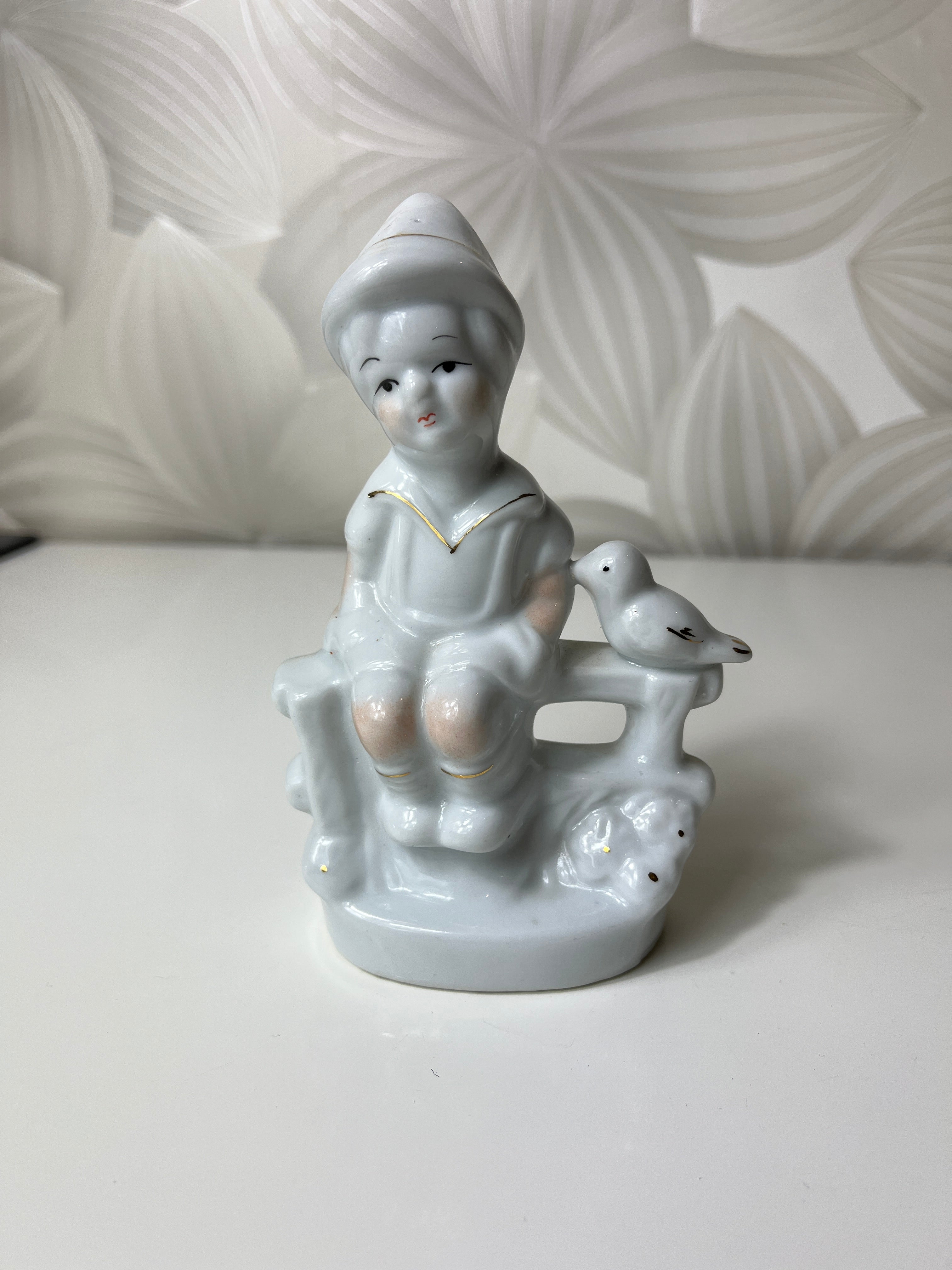 Porcelianinė figūrėlė „Vaikas su paukšteliu“