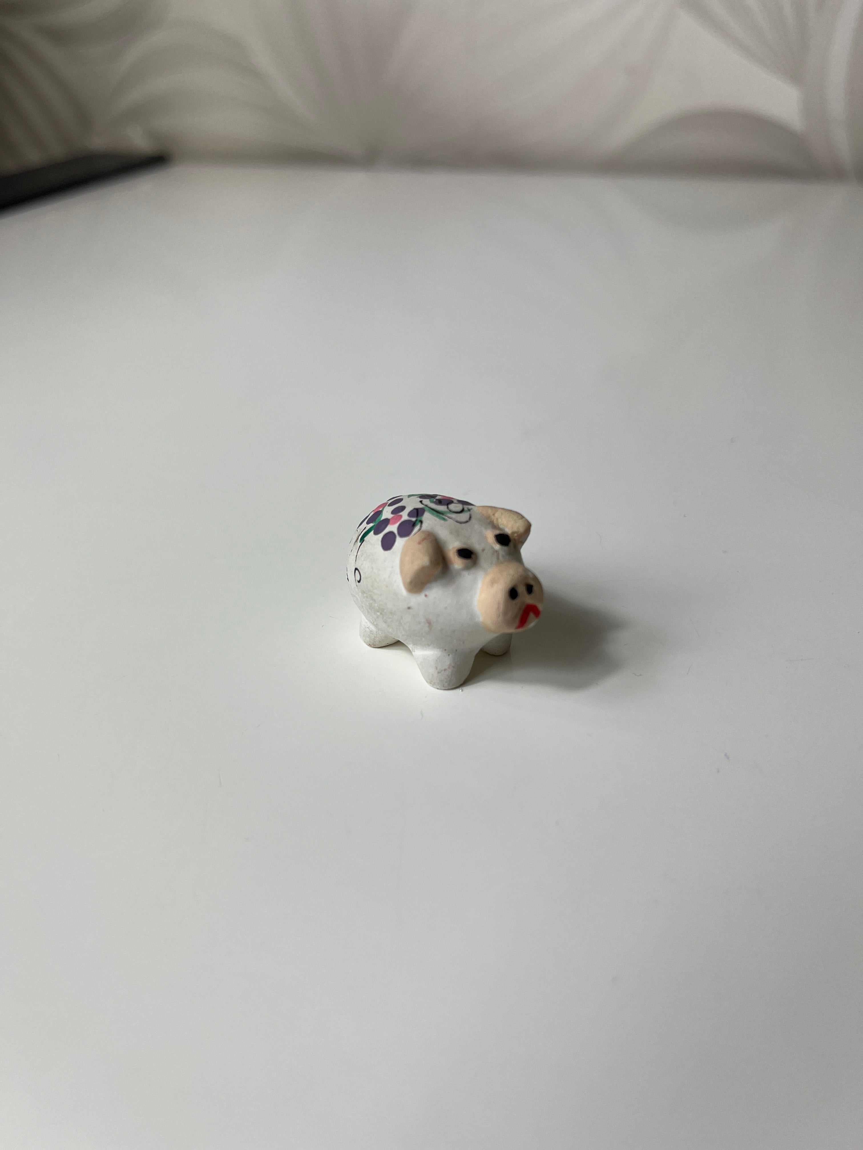 Maža keramikinė kiaulytė