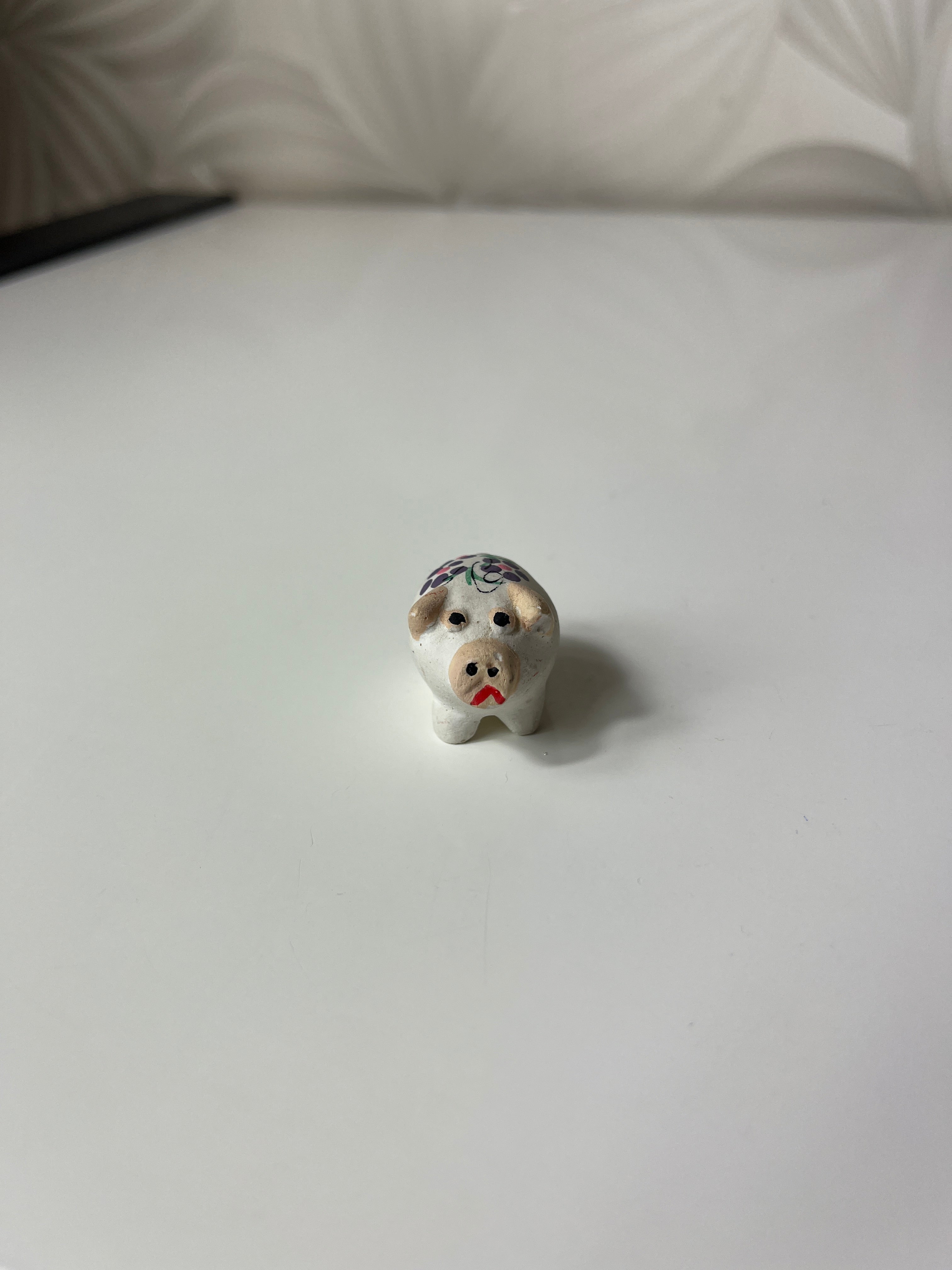 Maža keramikinė kiaulytė