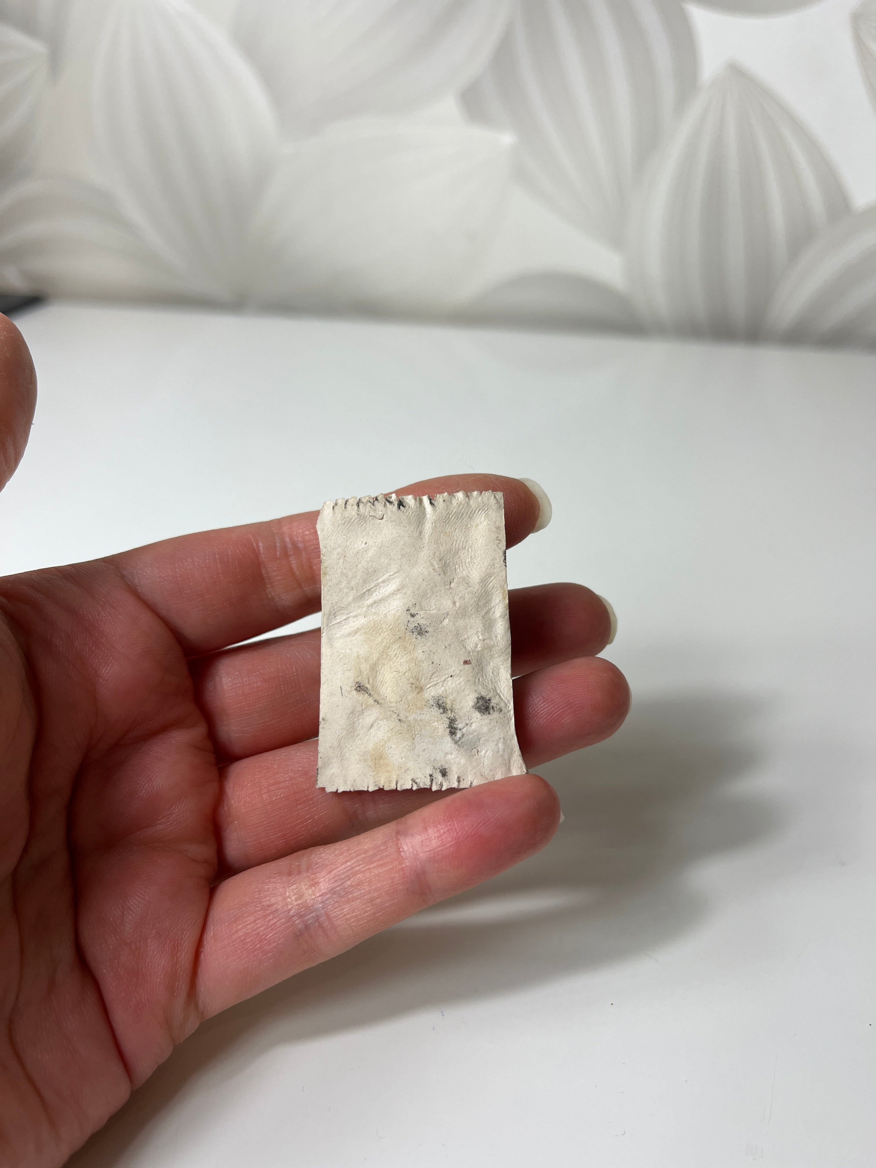 Mažas keramikinis katinas ant kilimėlio