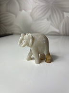 Balta dramblio figūrėlė