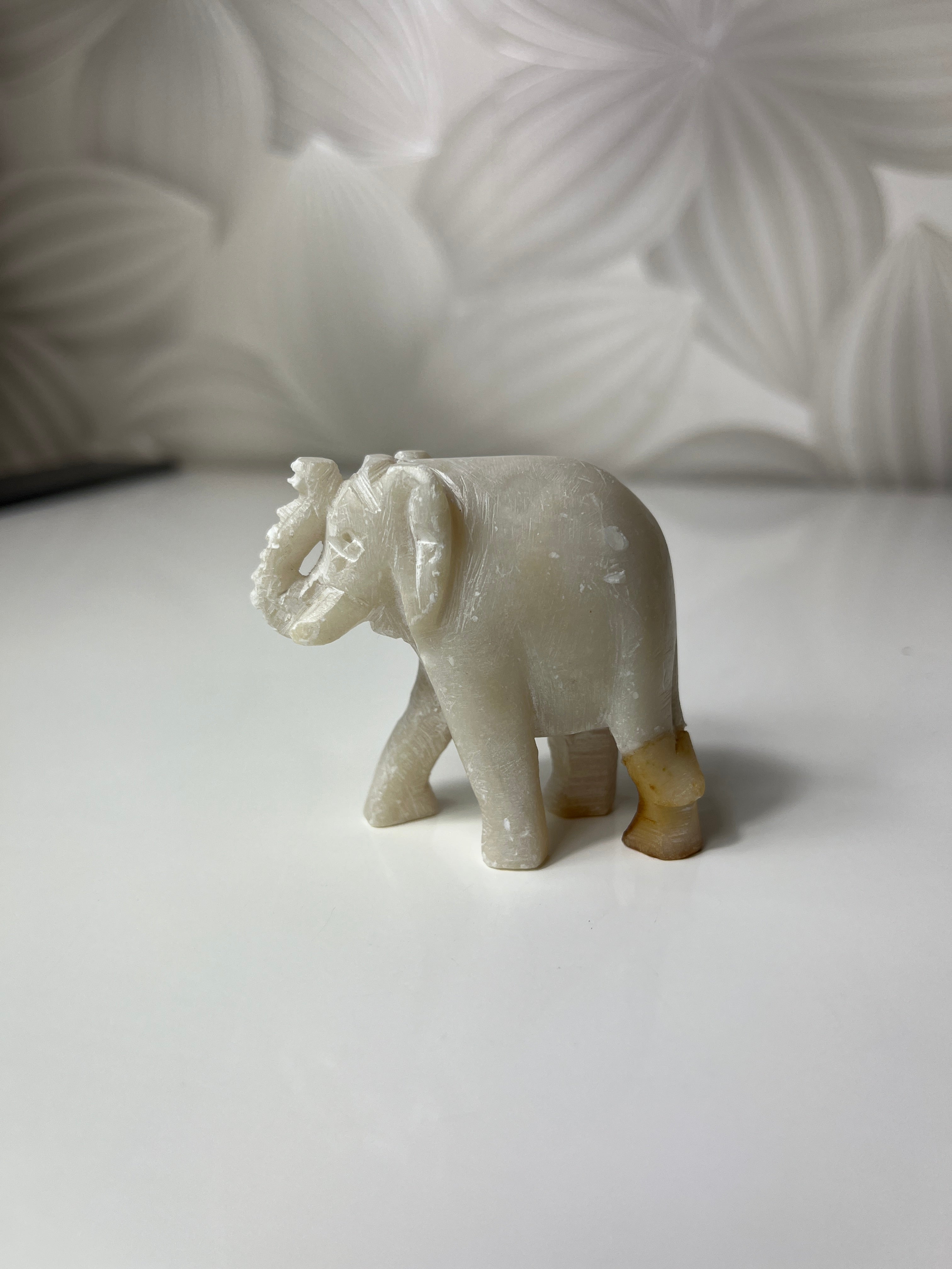 Balta dramblio figūrėlė