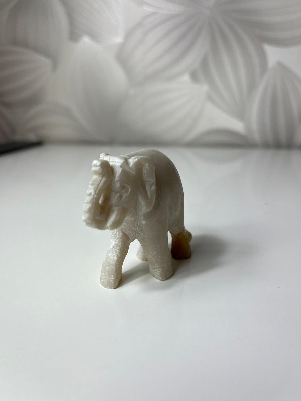 Balta dramblio figūrėlė