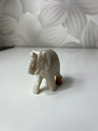 Balta dramblio figūrėlė