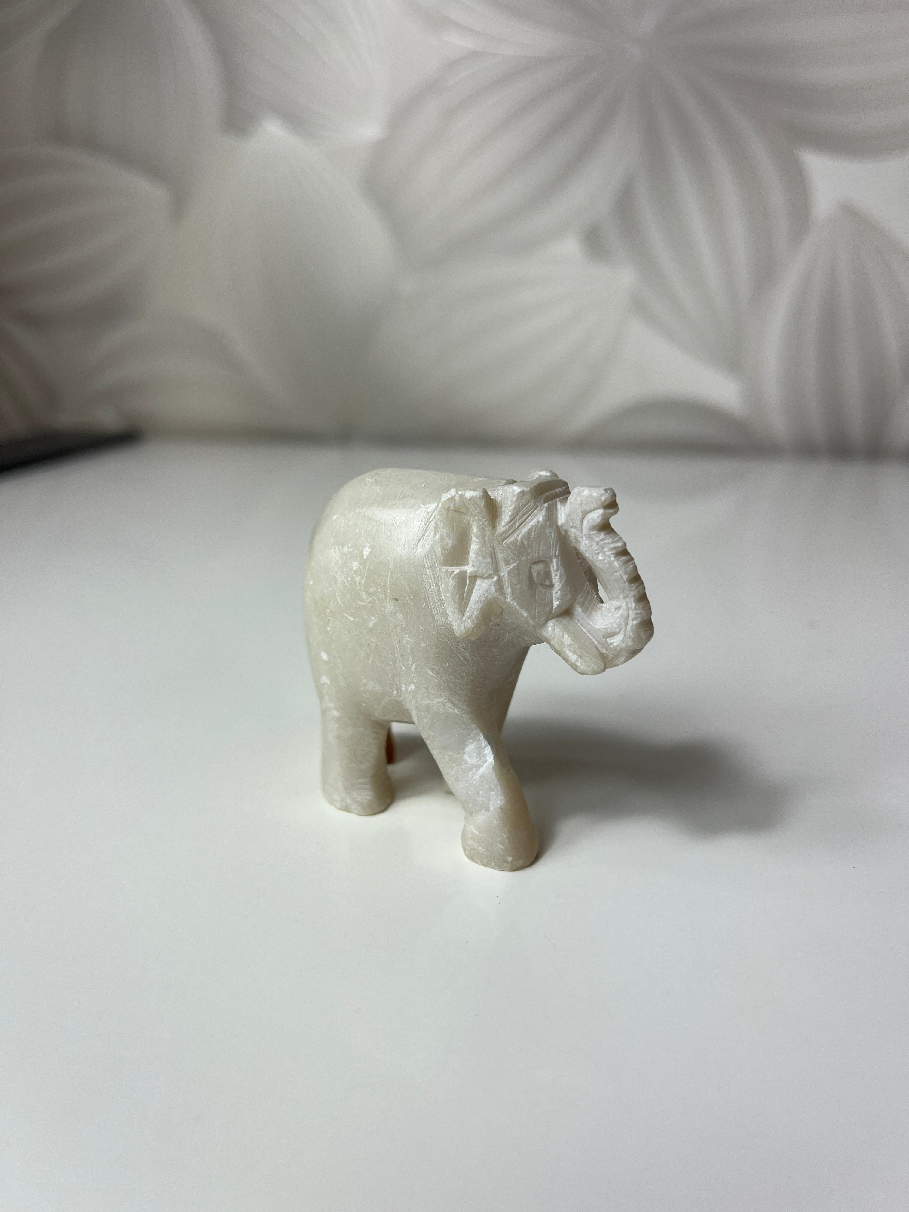 Balta dramblio figūrėlė