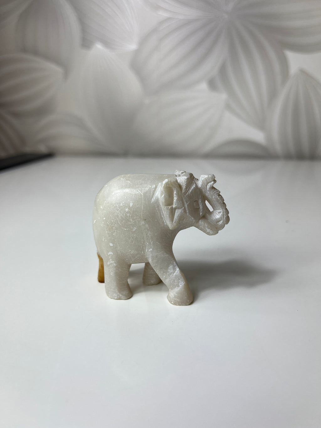 Balta dramblio figūrėlė