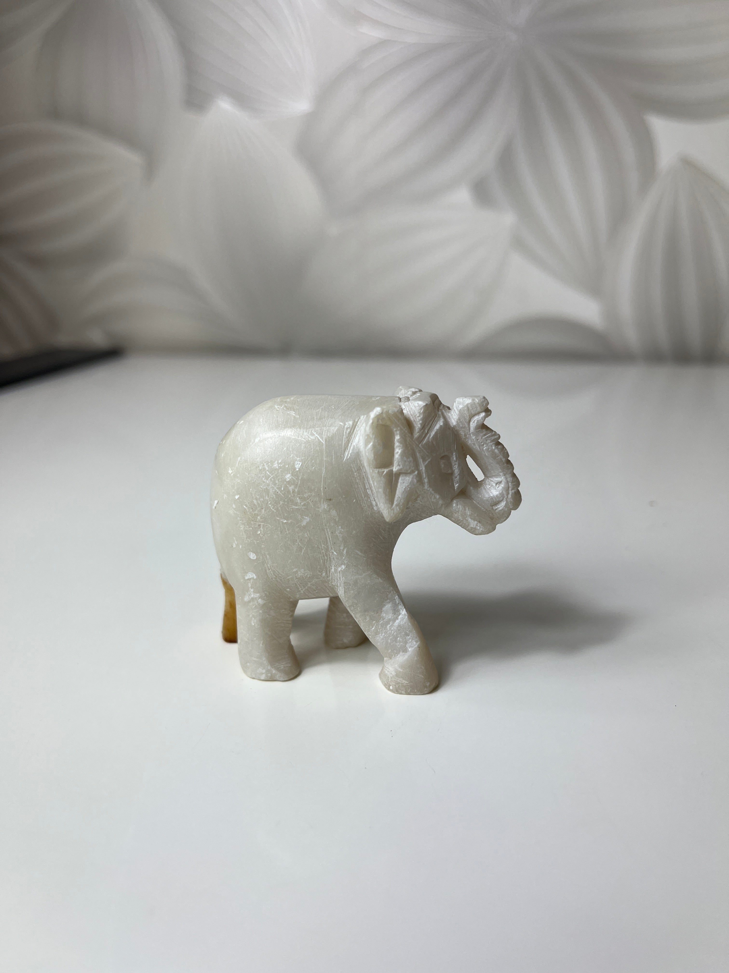 Balta dramblio figūrėlė