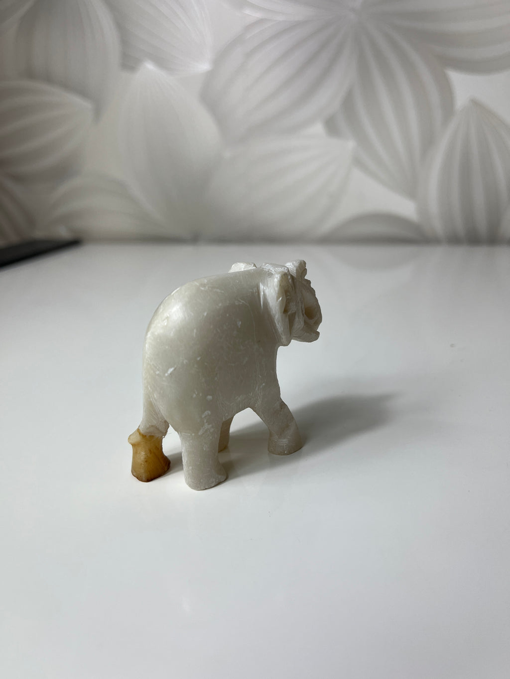 Balta dramblio figūrėlė