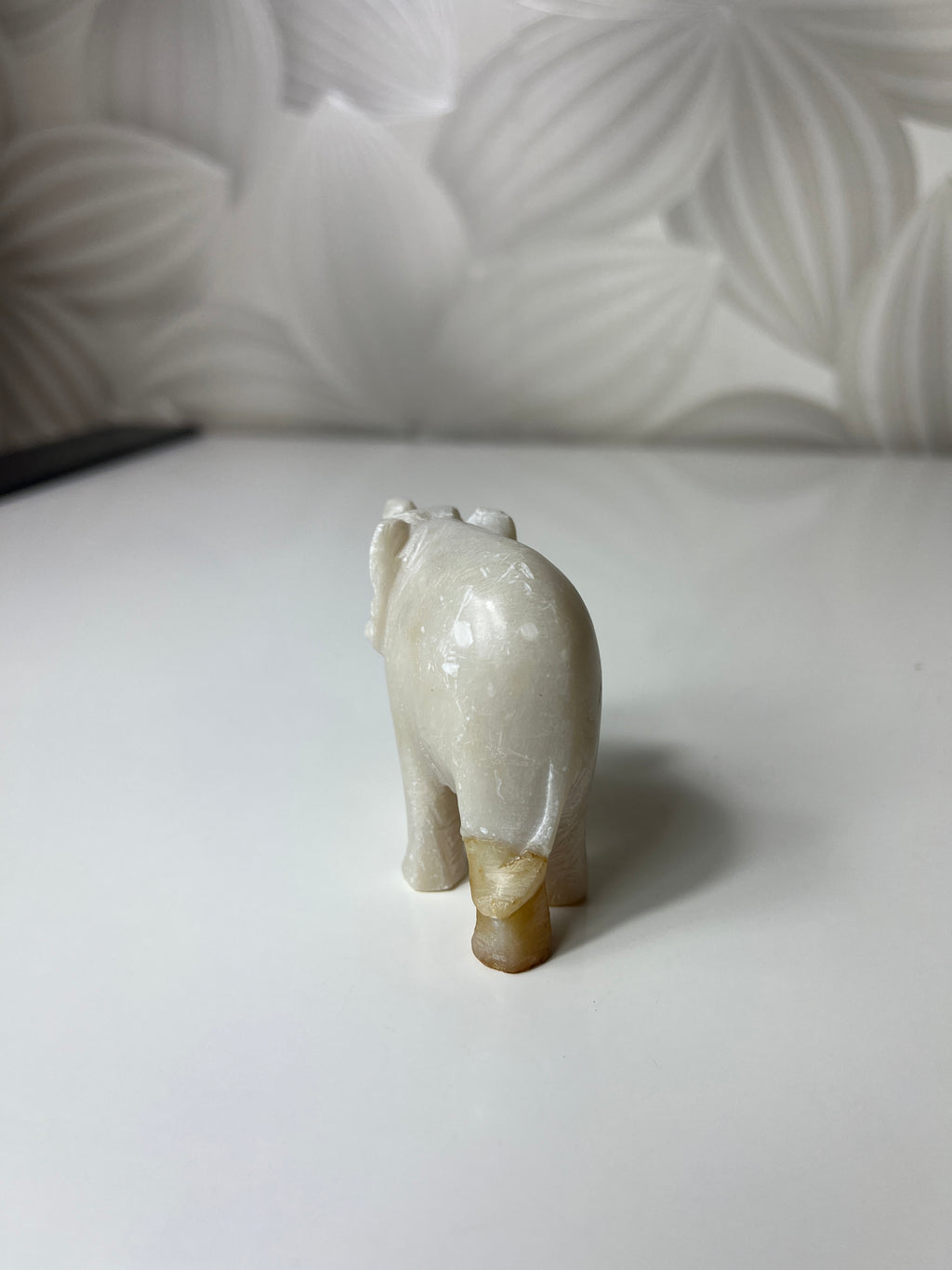 Balta dramblio figūrėlė