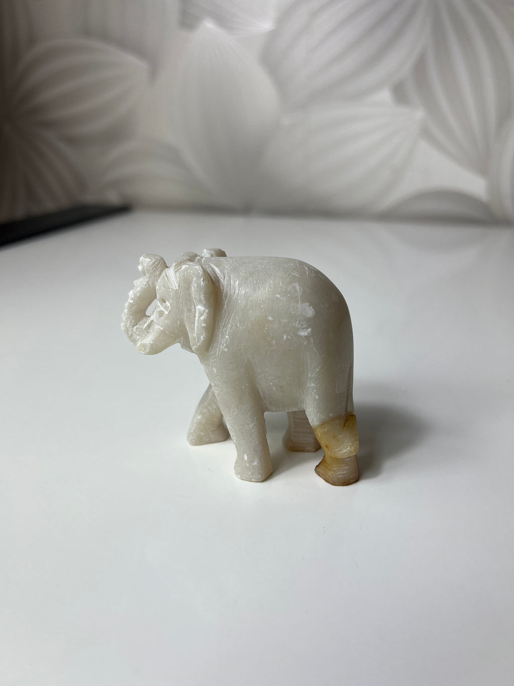 Balta dramblio figūrėlė