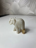 Balta dramblio figūrėlė