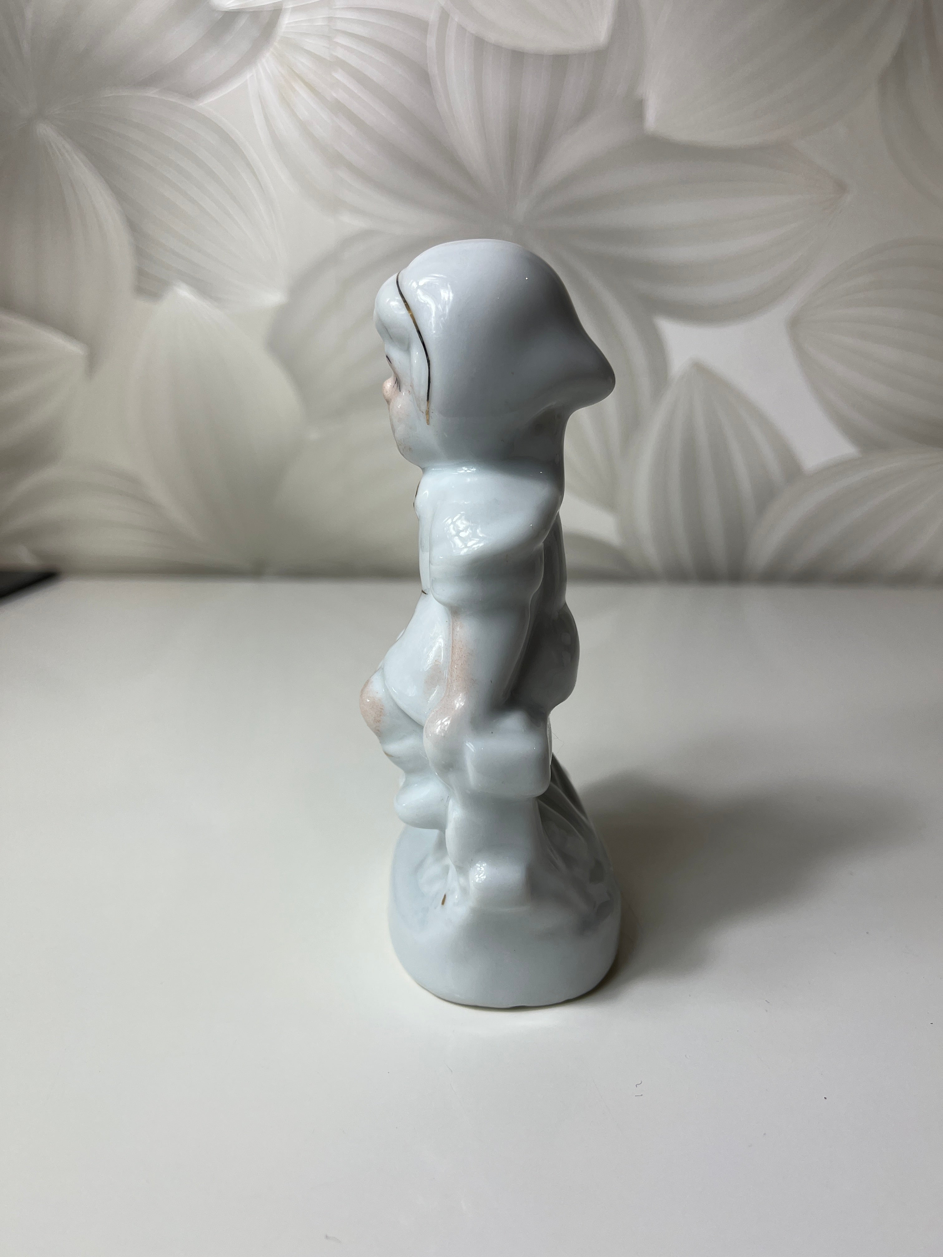 Porcelianinė figūrėlė su mergaite ir paukščiu