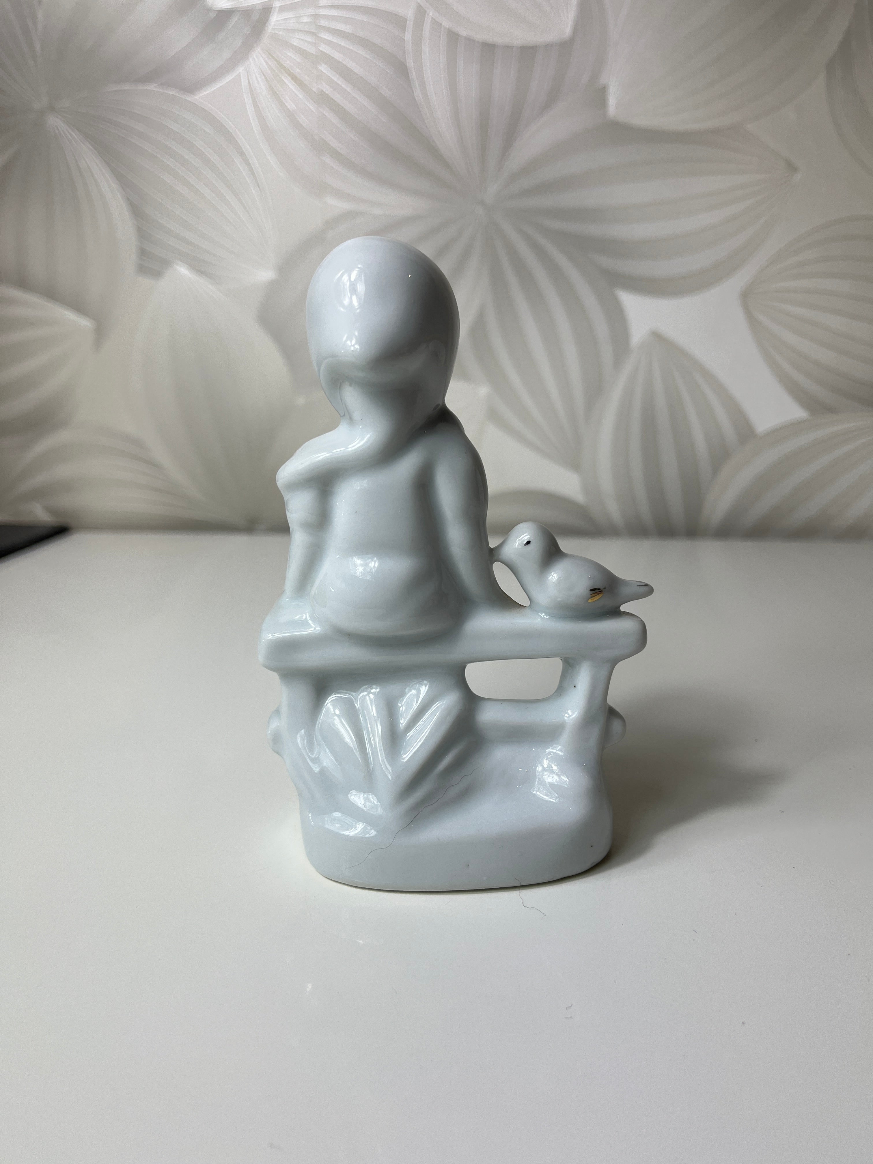 Porcelianinė figūrėlė su mergaite ir paukščiu