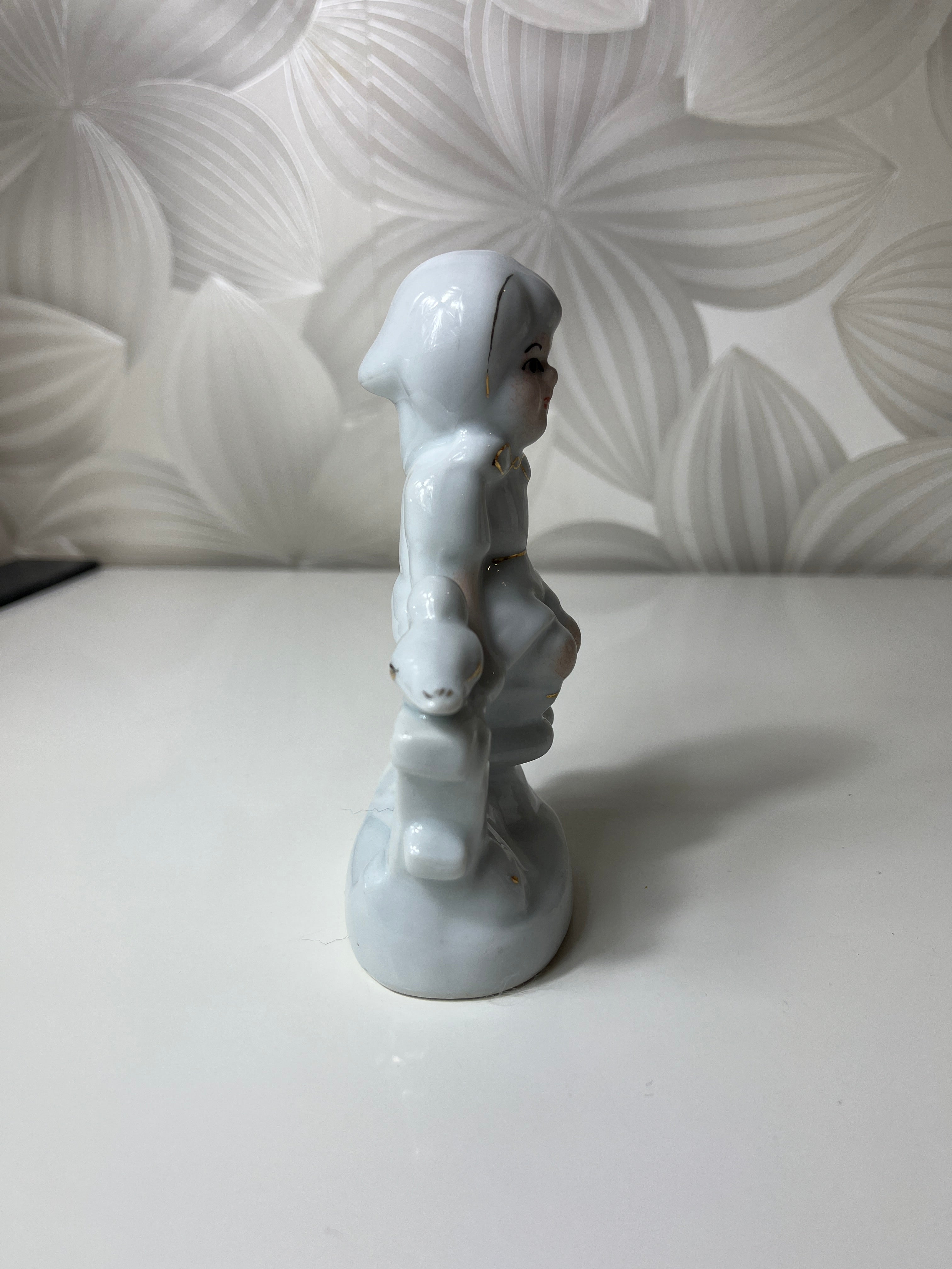 Porcelianinė figūrėlė su mergaite ir paukščiu