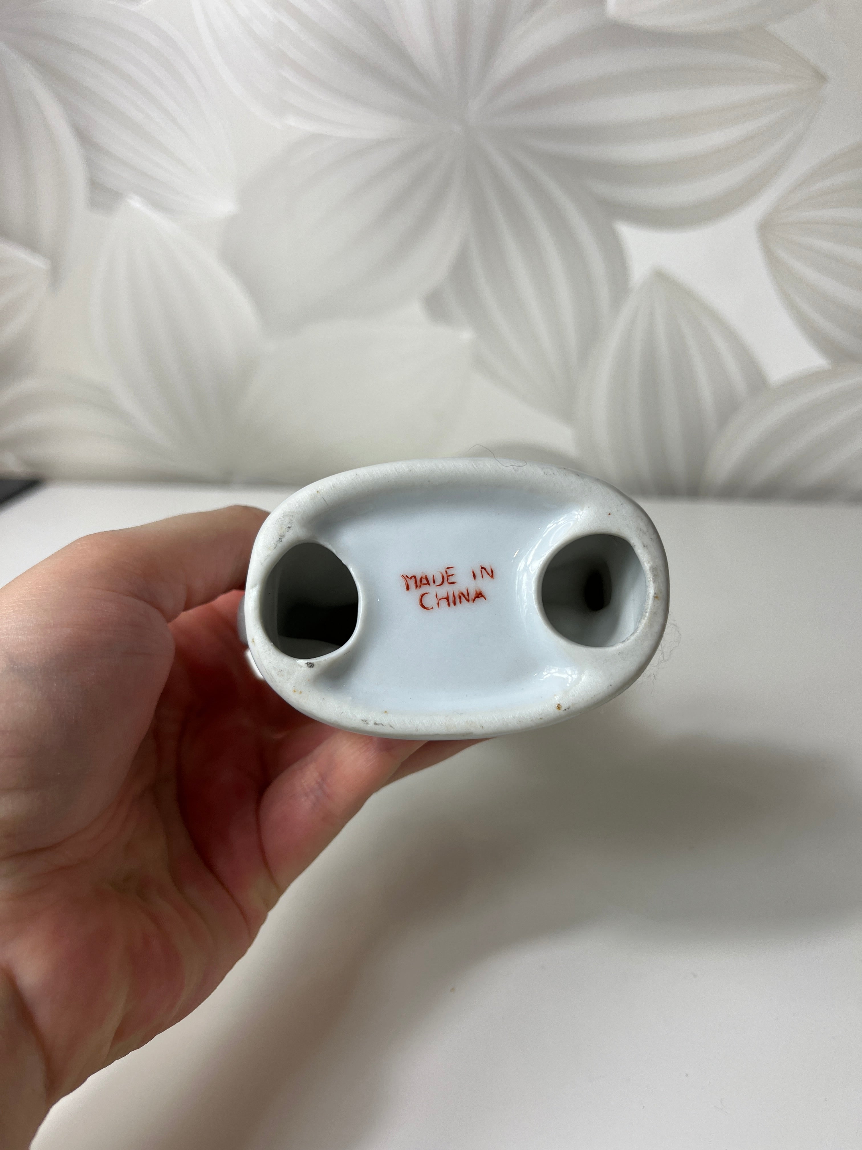 Porcelianinė figūrėlė su mergaite ir paukščiu