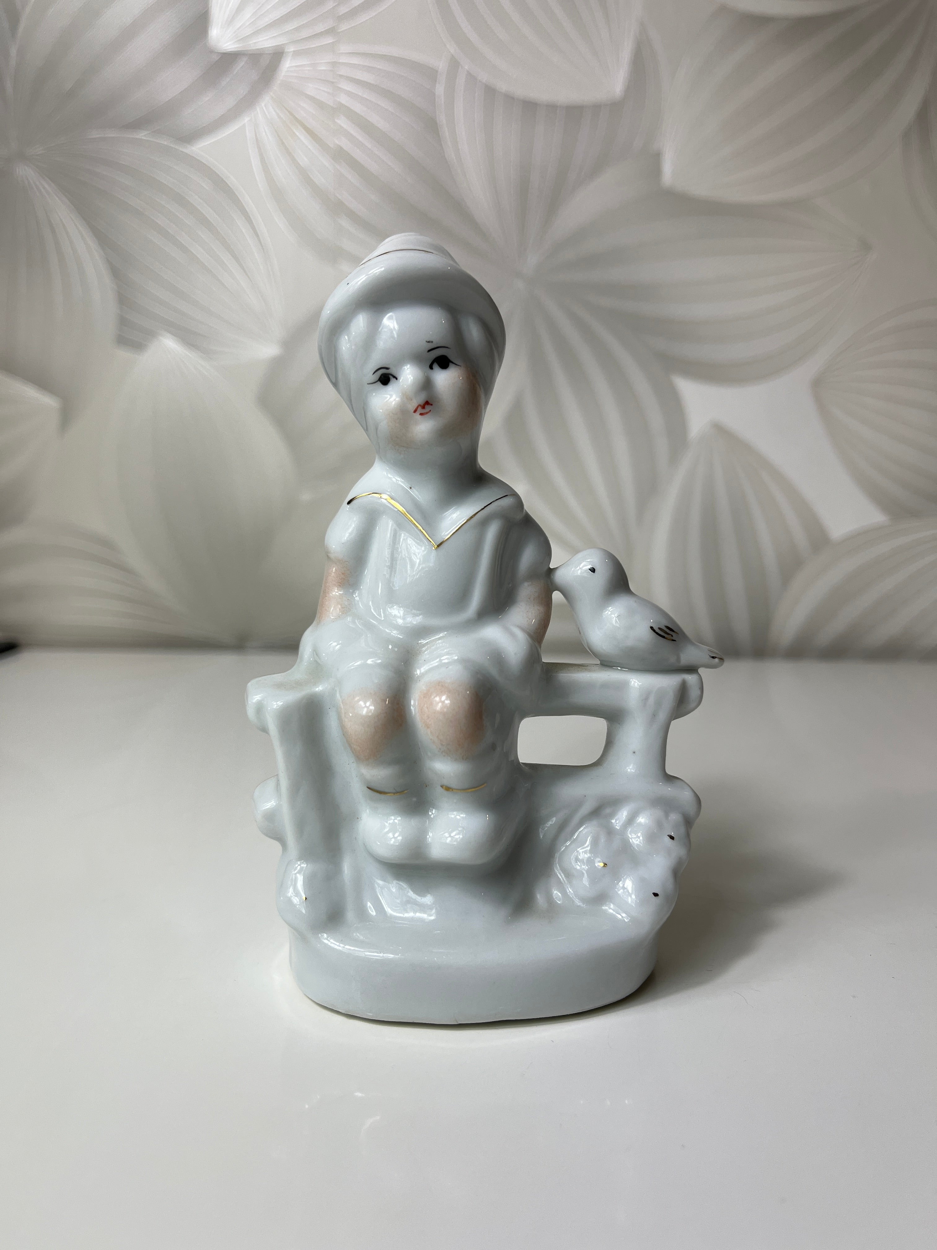 Porcelianinė figūrėlė „Vaikas su paukšteliu“