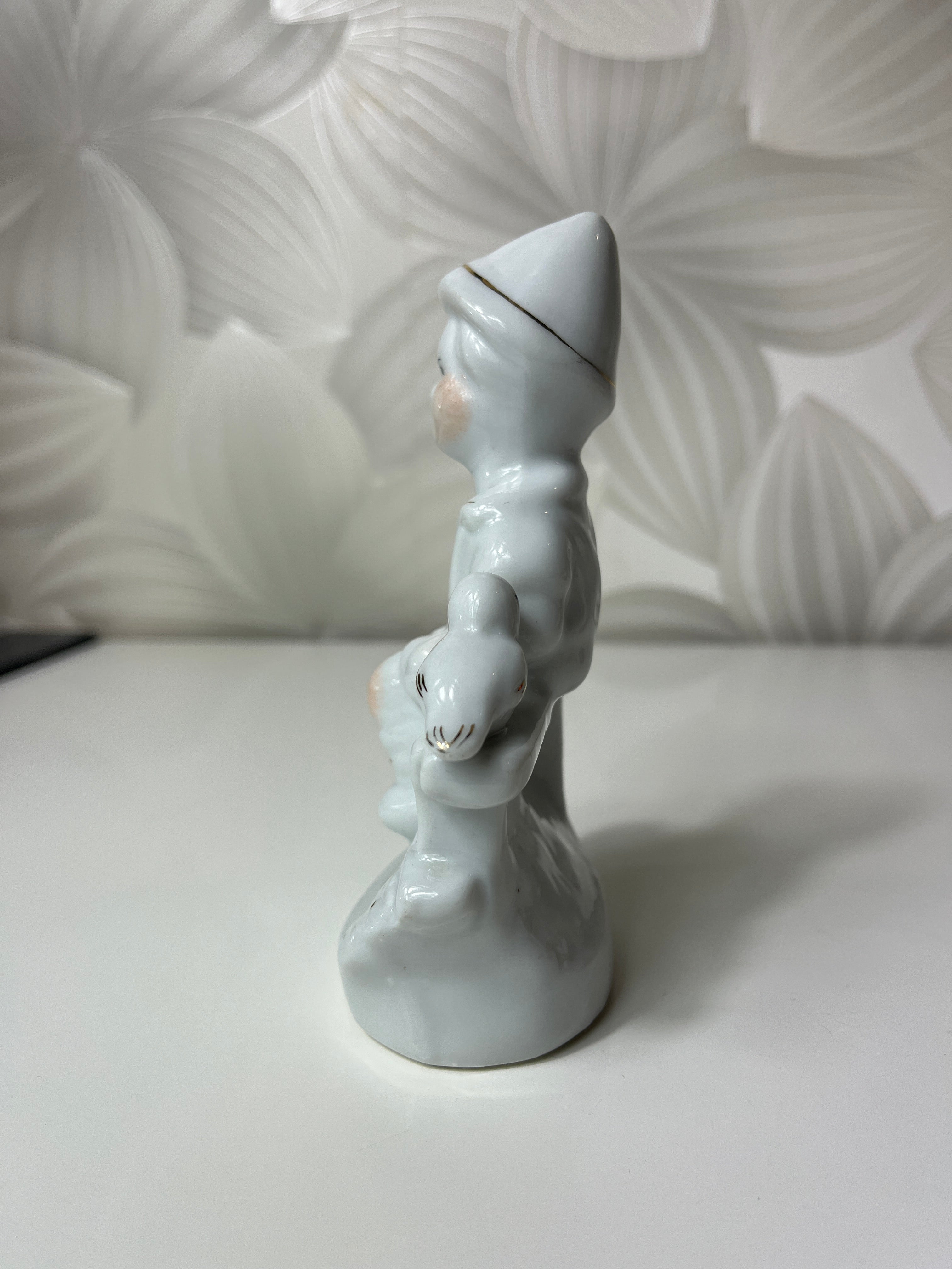 Porcelianinė figūrėlė „Vaikas su paukšteliu“