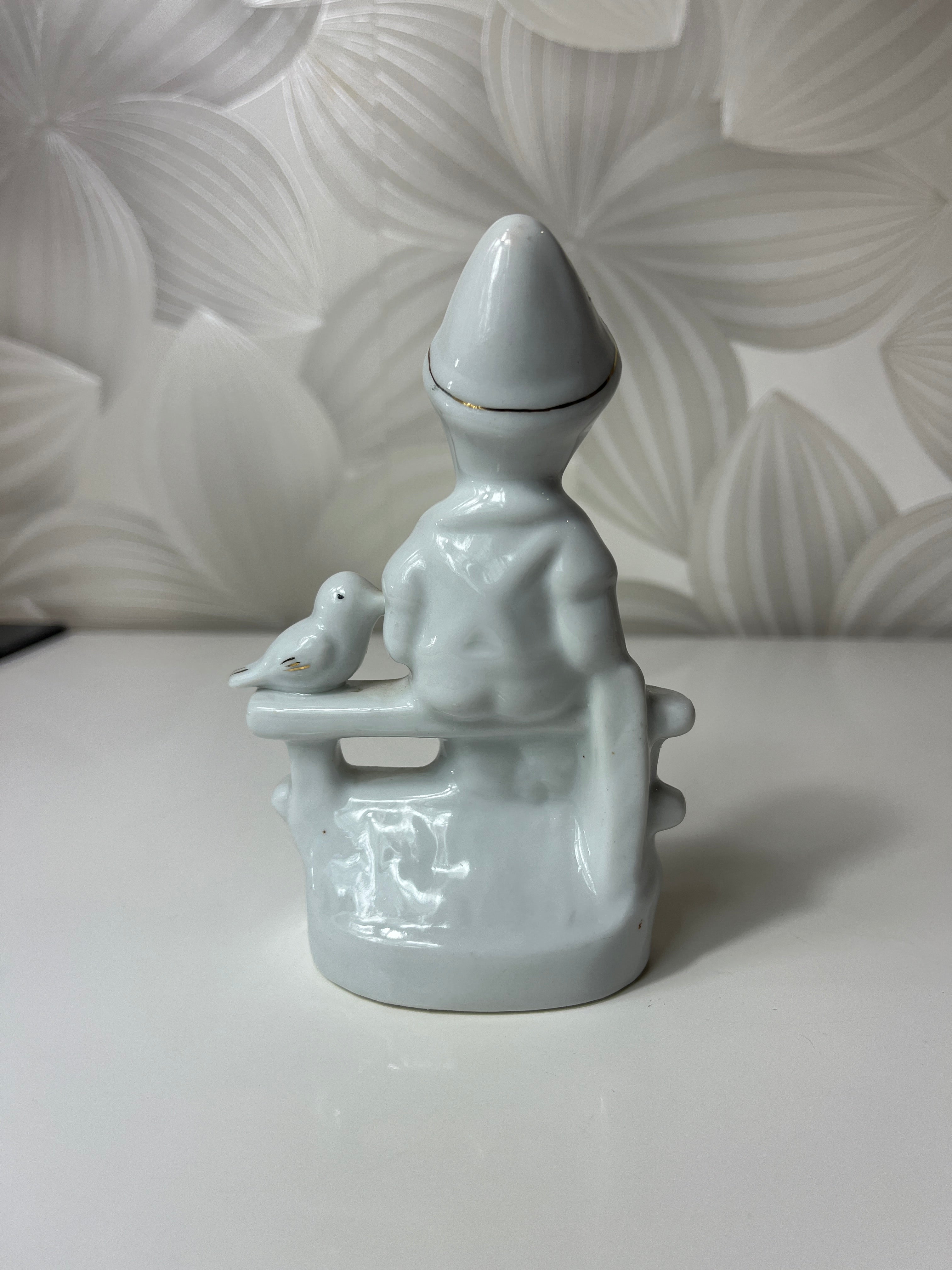 Porcelianinė figūrėlė „Vaikas su paukšteliu“