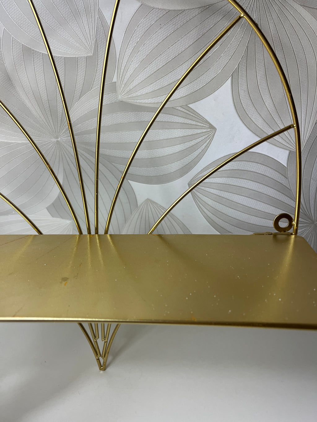 Auksinės spalvos lentyna su metaliniu rėmu