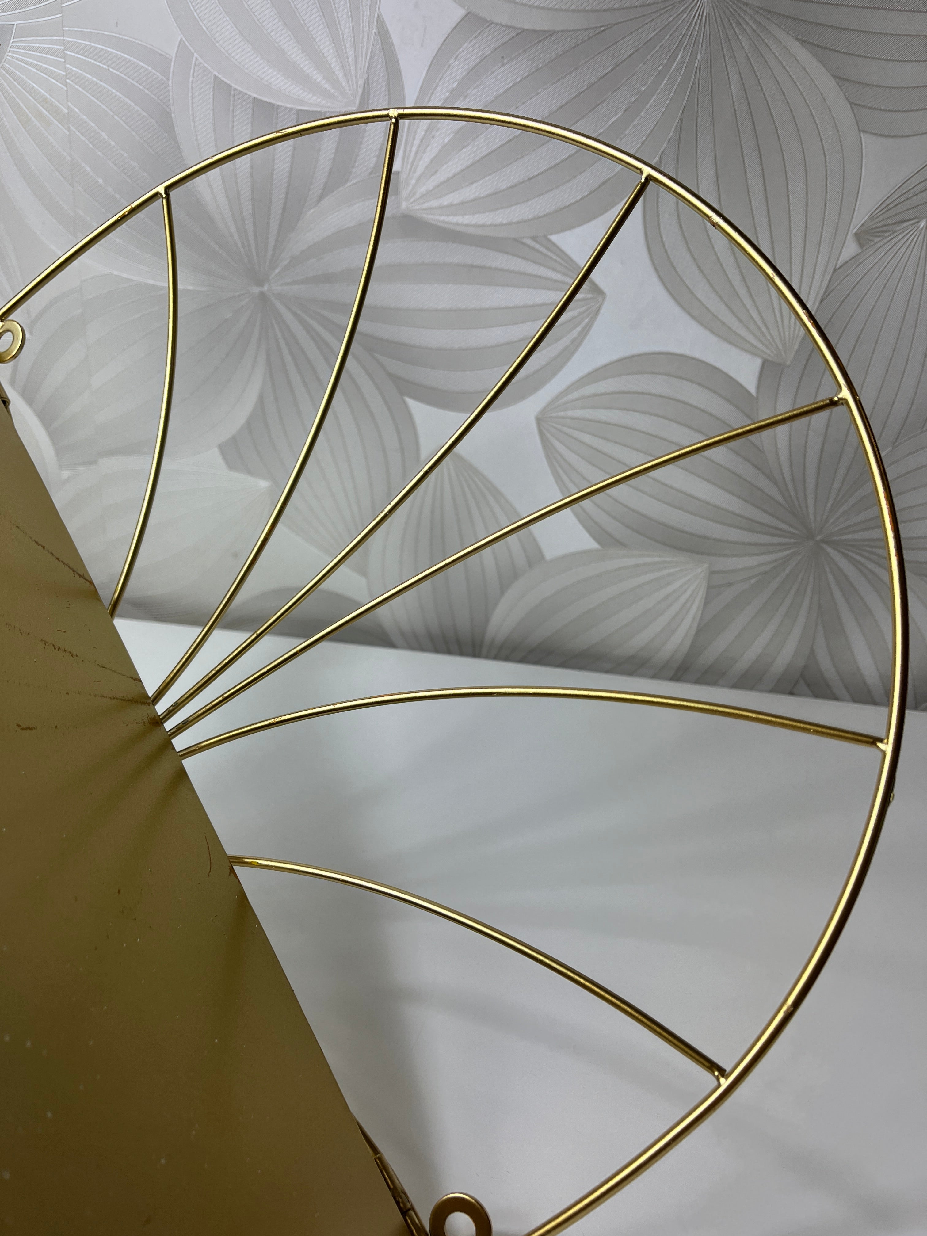 Auksinės spalvos lentyna su metaliniu rėmu