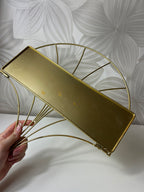 Auksinės spalvos lentyna su metaliniu rėmu