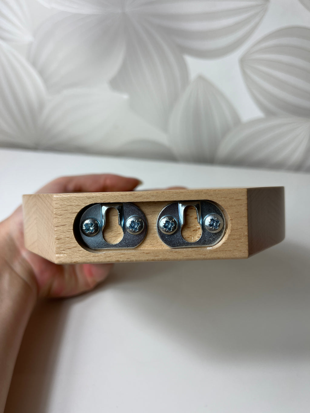 Pakabinama medinė lentynėlė