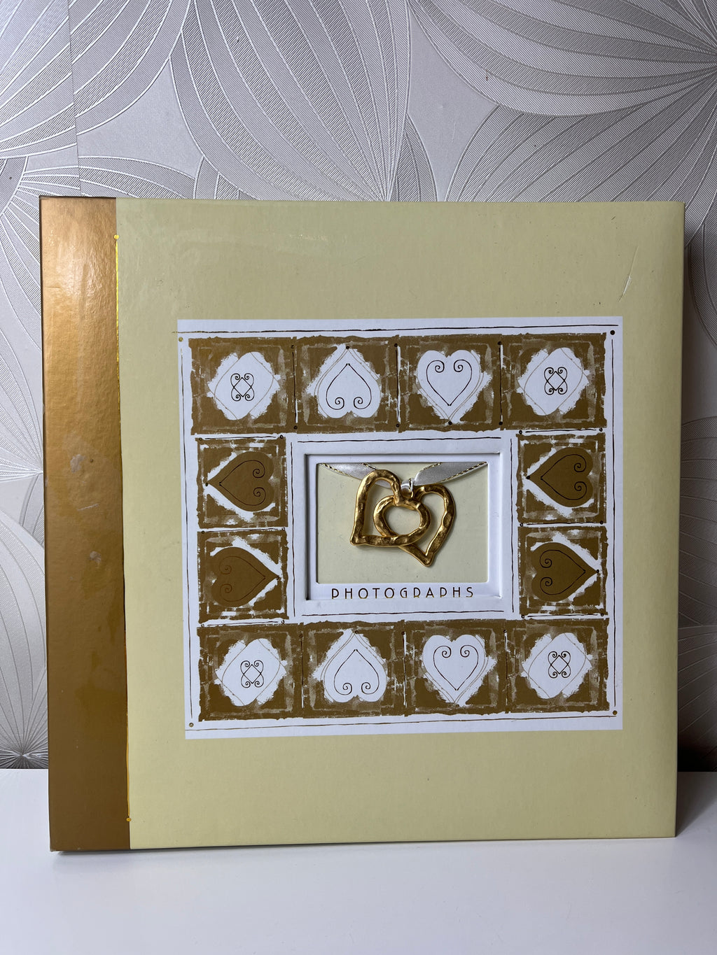 Nuotraukų albumas su auksinėmis širdelėmis