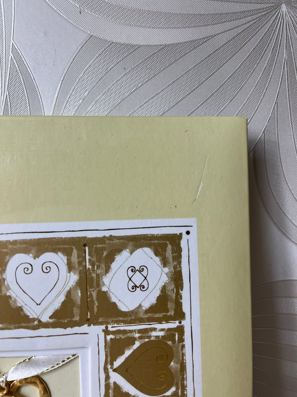 Nuotraukų albumas su auksinėmis širdelėmis