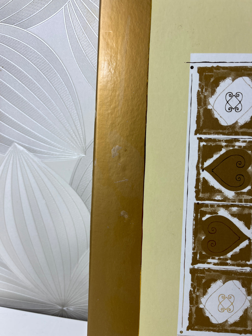 Nuotraukų albumas su auksinėmis širdelėmis