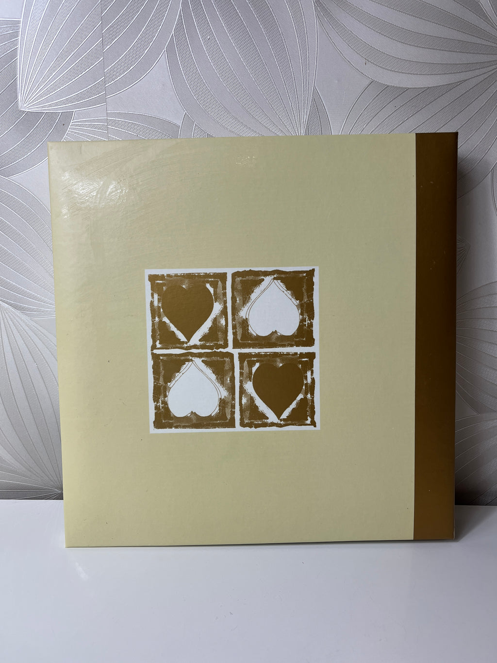 Nuotraukų albumas su auksinėmis širdelėmis