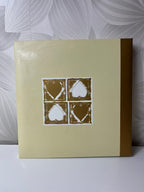 Nuotraukų albumas su auksinėmis širdelėmis