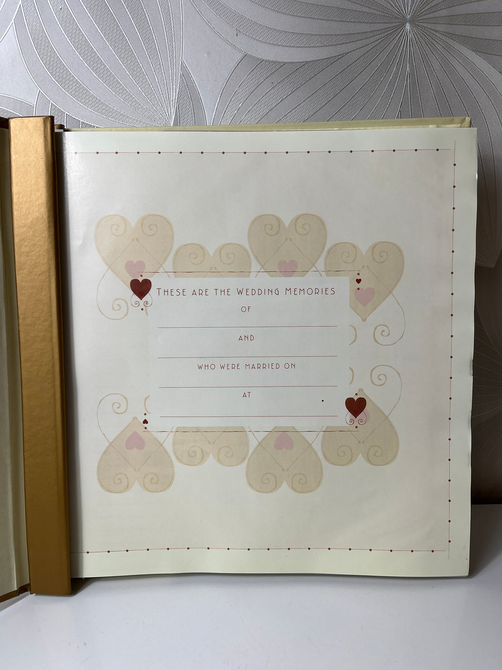 Nuotraukų albumas su auksinėmis širdelėmis