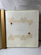 Nuotraukų albumas su auksinėmis širdelėmis