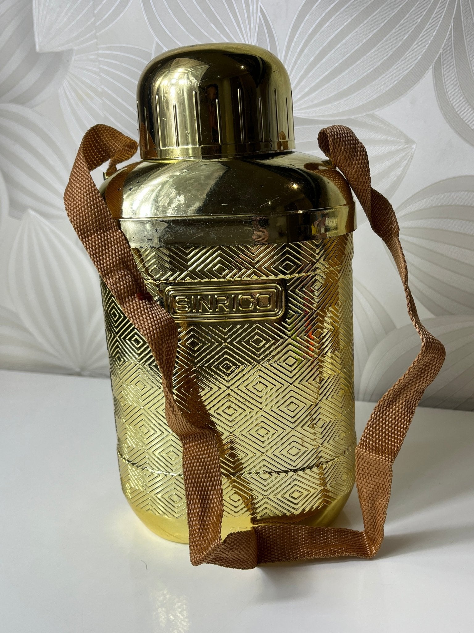 Auksinės spalvos gertuvė - Daiktų atokvėpis