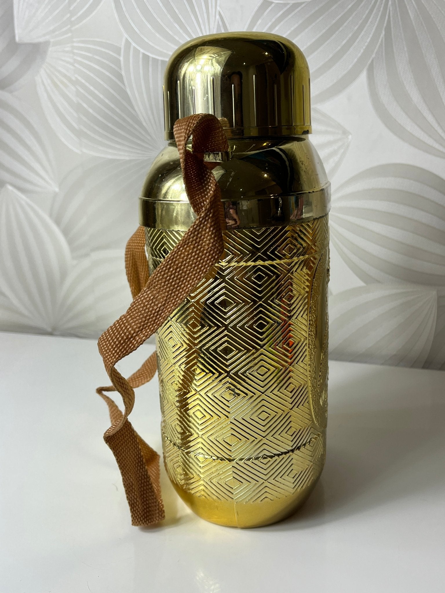 Auksinės spalvos gertuvė - Daiktų atokvėpis