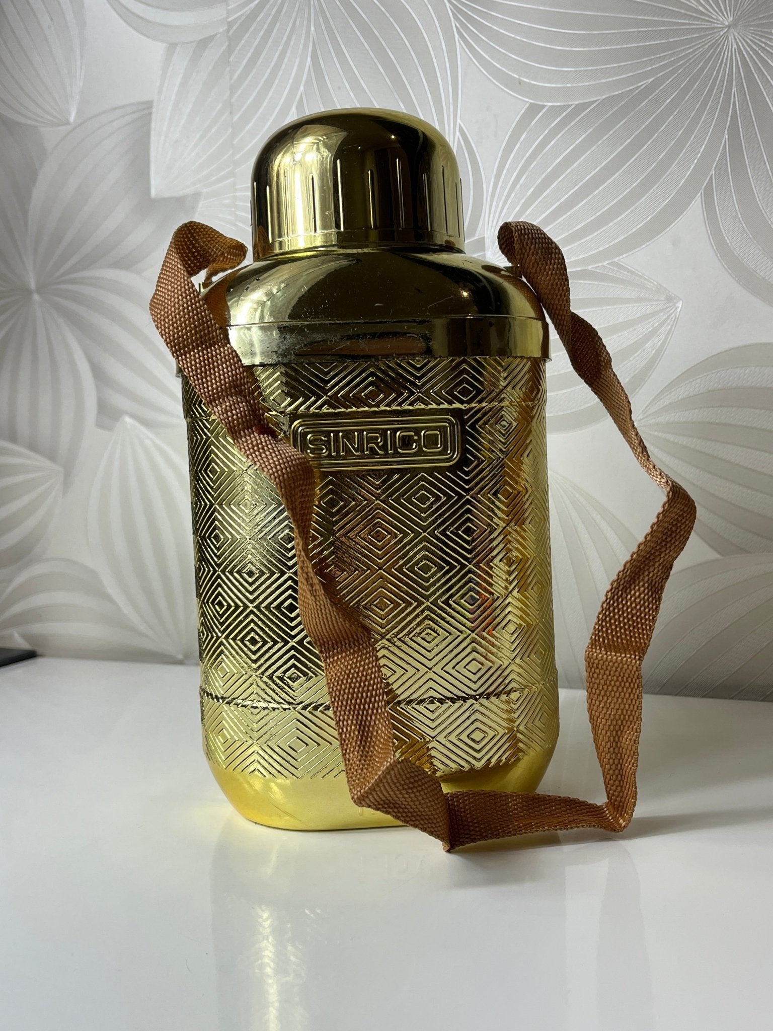 Auksinės spalvos gertuvė - Daiktų atokvėpis