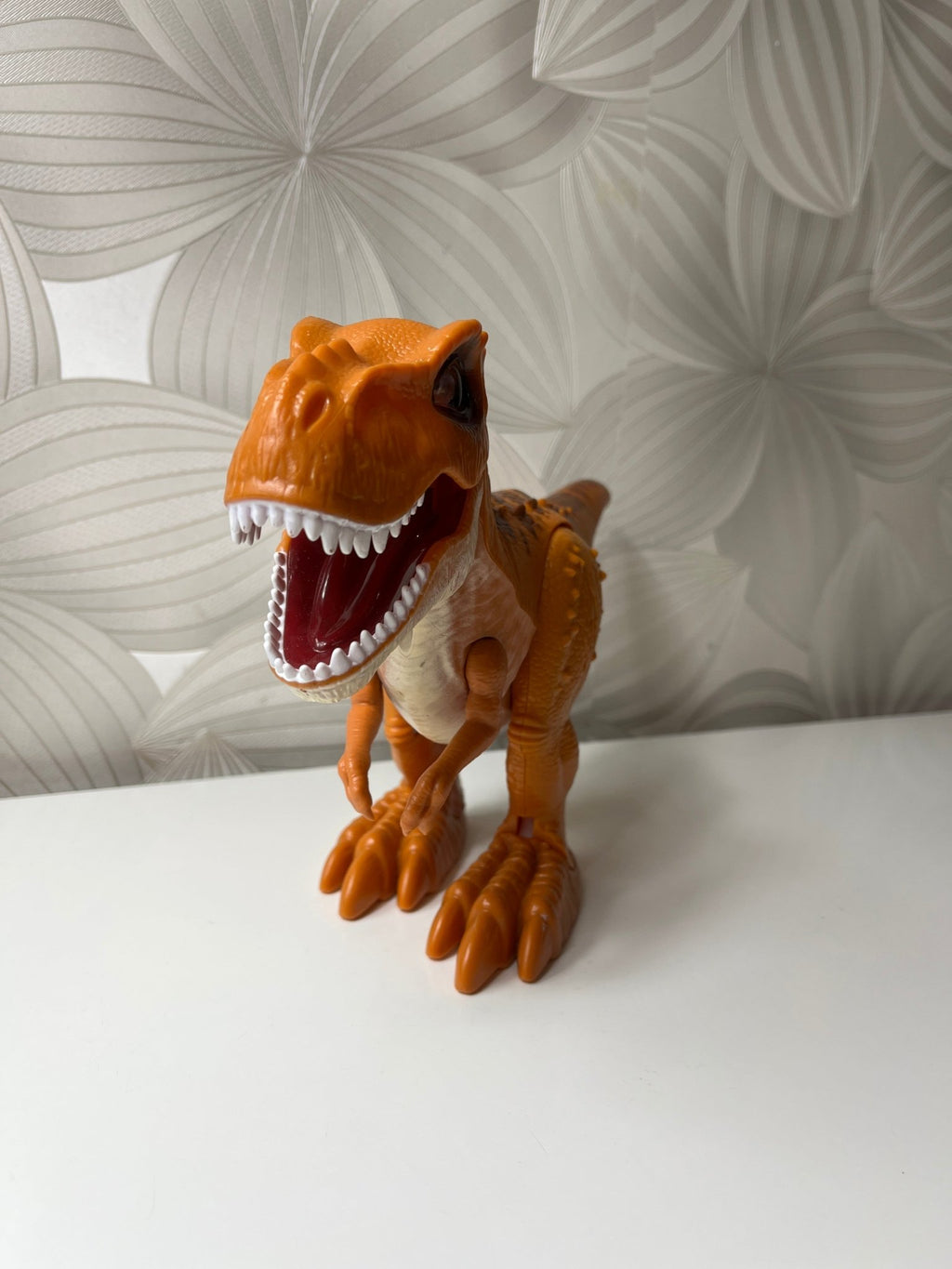 Einantis ir riaumojantis dinozauras - Daiktų atokvėpis