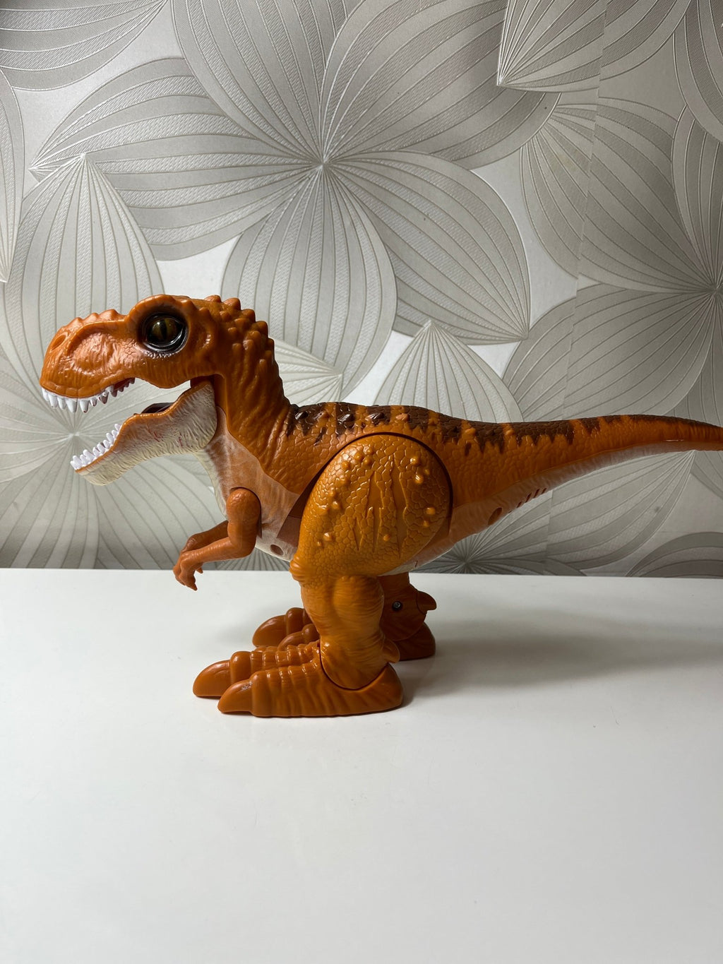 Einantis ir riaumojantis dinozauras - Daiktų atokvėpis