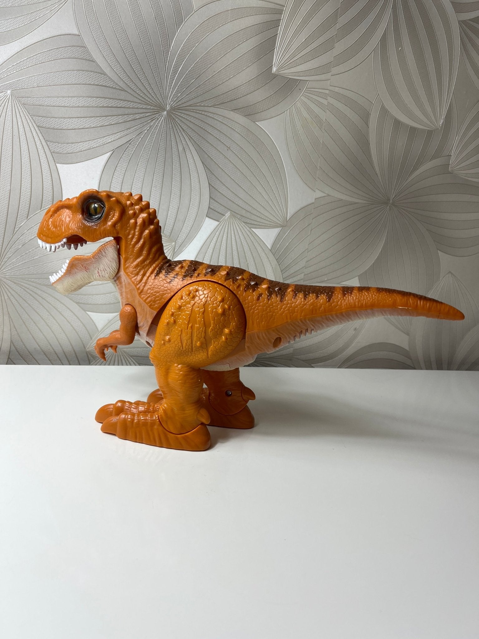 Einantis ir riaumojantis dinozauras - Daiktų atokvėpis