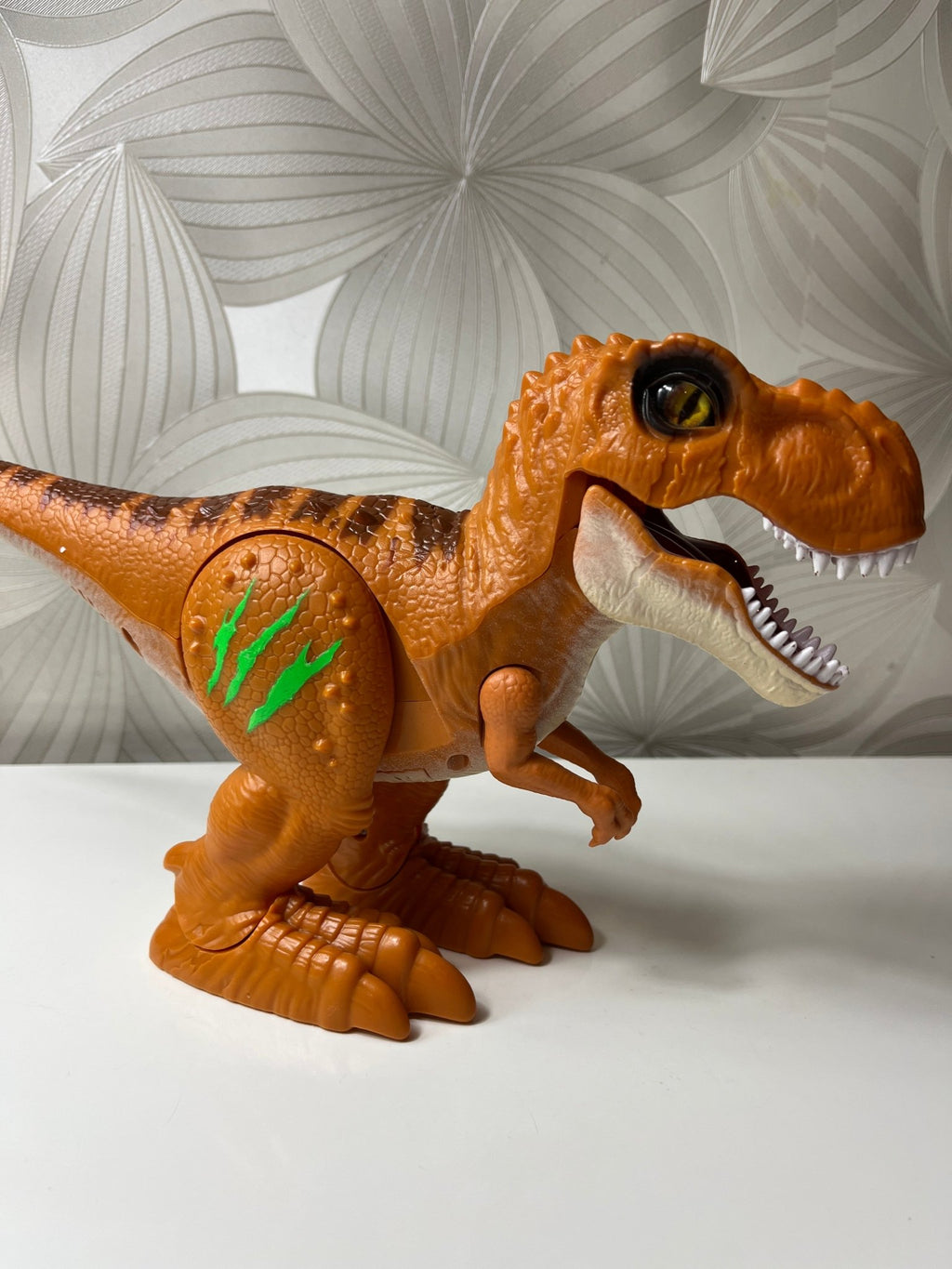Einantis ir riaumojantis dinozauras - Daiktų atokvėpis