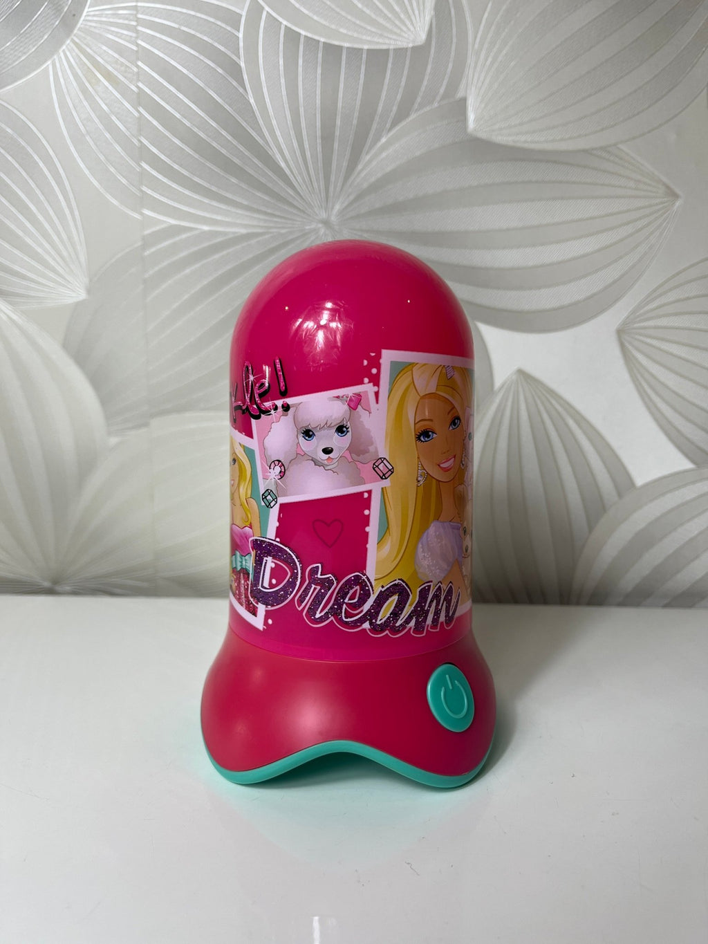 Keičianti spalvas lempa su „Barbie“ - Daiktų atokvėpis