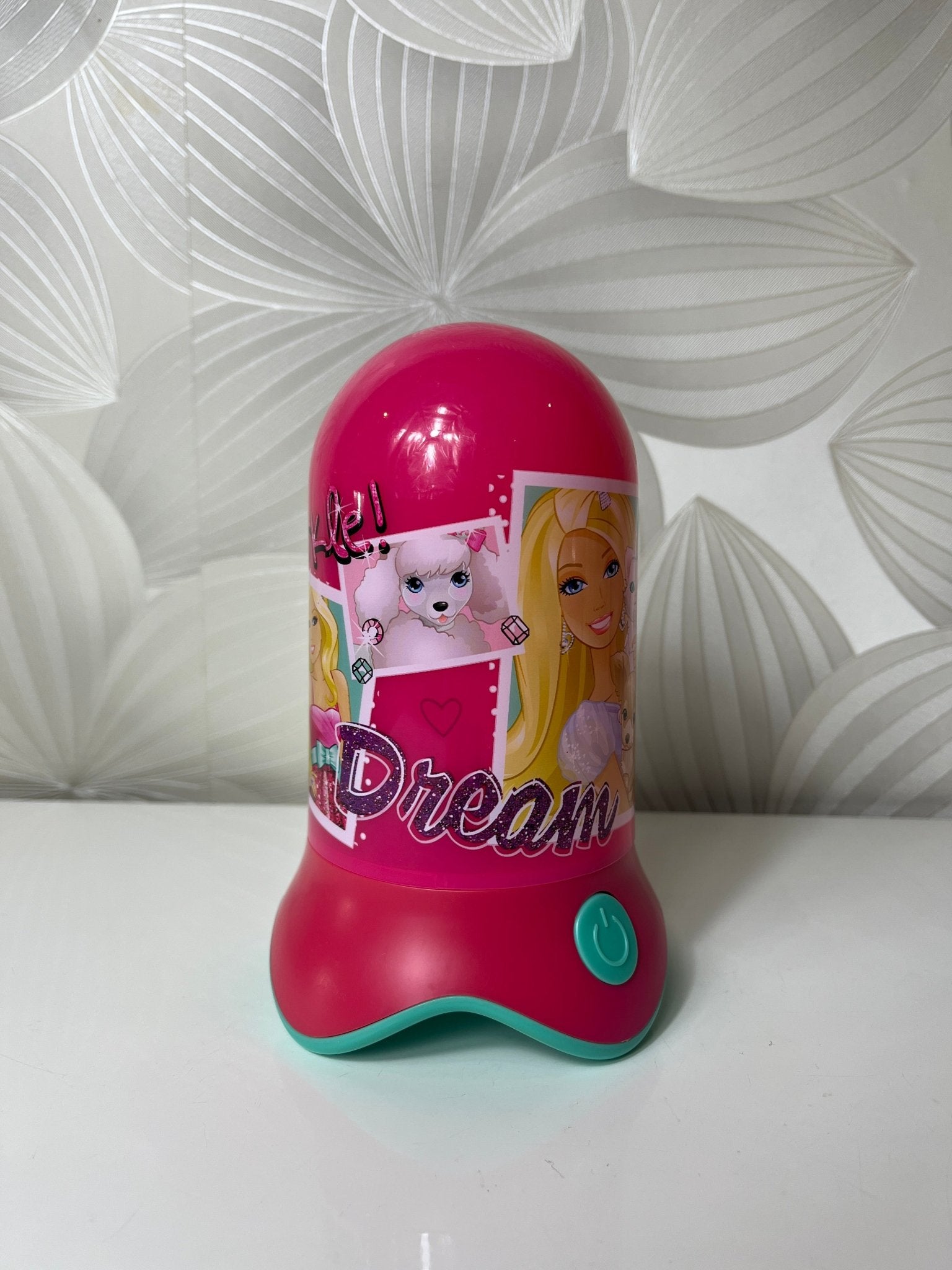 Keičianti spalvas lempa su „Barbie“ - Daiktų atokvėpis