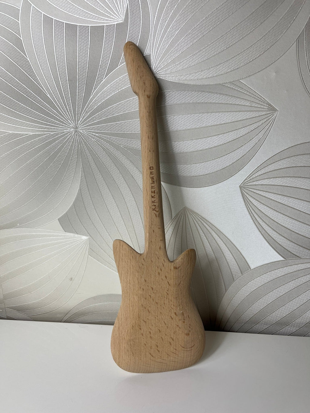 Medinė gitaros formos mentelė - Daiktų atokvėpis