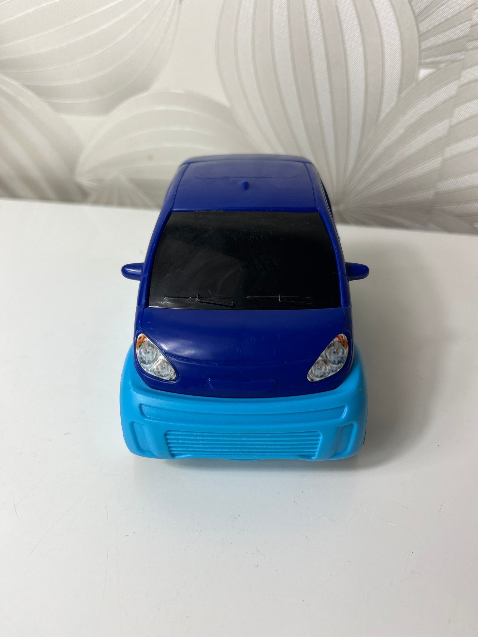 Mėlynas žaislinis automobilis - Daiktų atokvėpis