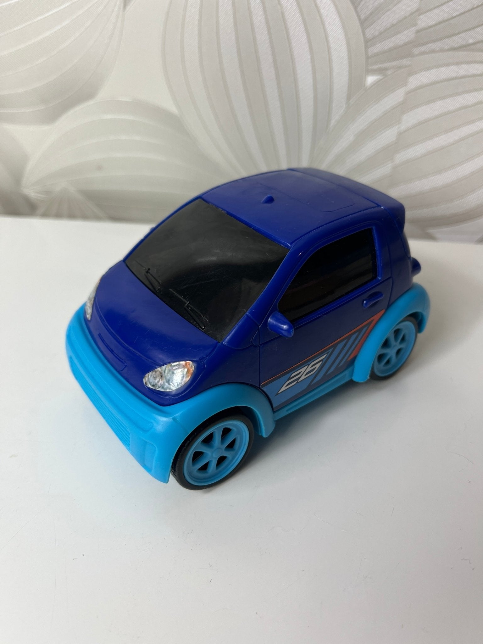 Mėlynas žaislinis automobilis - Daiktų atokvėpis