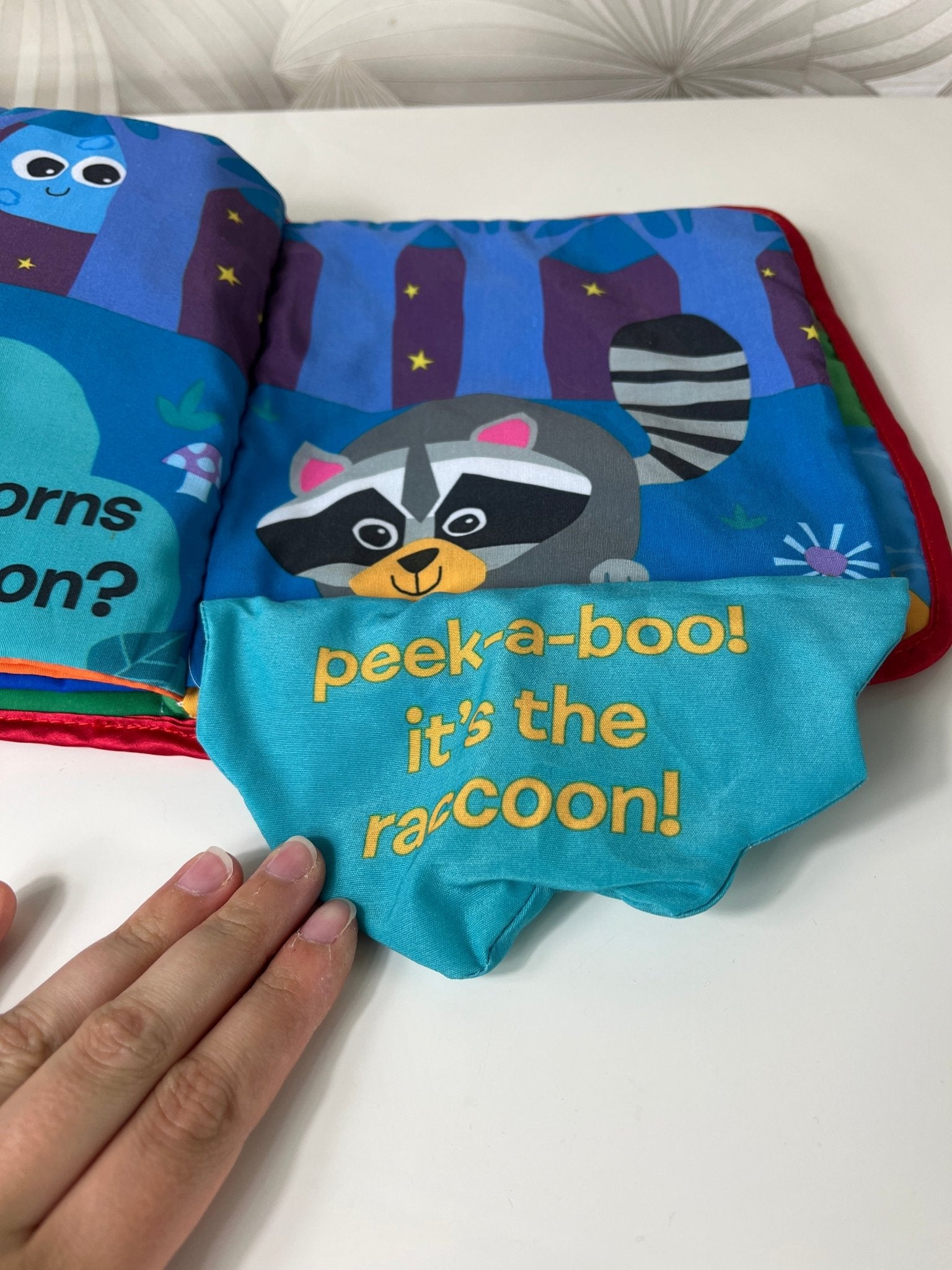 Minkšta knygelė „Peek - a - Boo Forest“ (Lamaze) - Daiktų atokvėpis